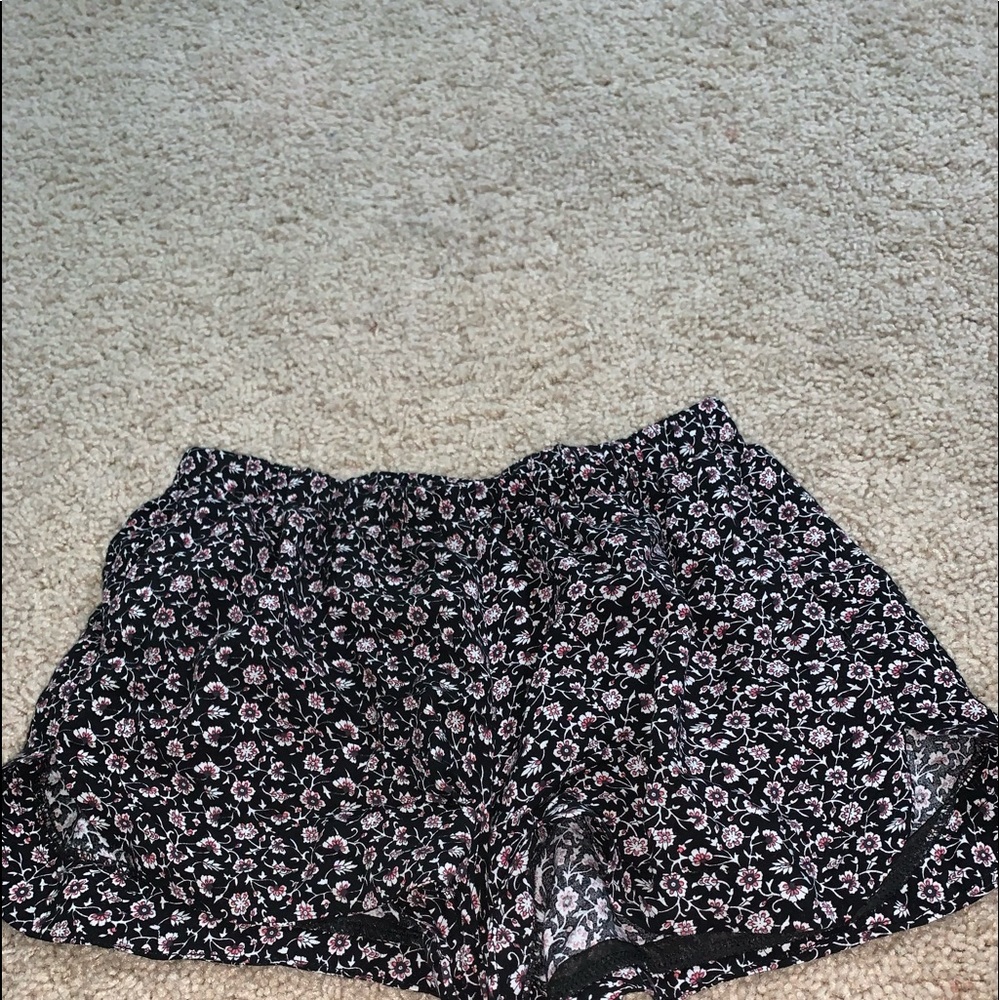 Brandy Melville flowered shorts ( women’s )